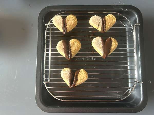 Corações de bolacha banhados em chocolate que derretem na boca e encantam à primeira mordida - Preparação Passo 5