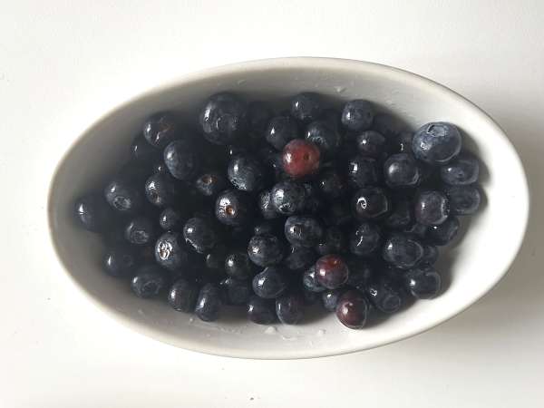 Crumble de mirtilos irresistível: crocante de amêndoas por cima e recheio intensamente suculento - Preparação Passo 1