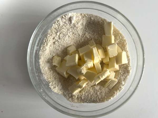 Crumble de mirtilos irresistível: crocante de amêndoas por cima e recheio intensamente suculento - Preparação Passo 2