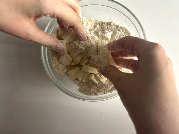 Crumble de mirtilos irresistível: crocante de amêndoas por cima e recheio intensamente suculento - Preparação Passo 3