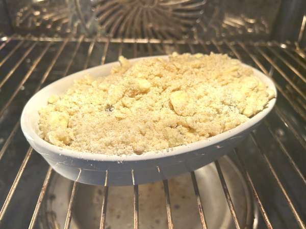 Crumble de mirtilos irresistível: crocante de amêndoas por cima e recheio intensamente suculento - Preparação Passo 5
