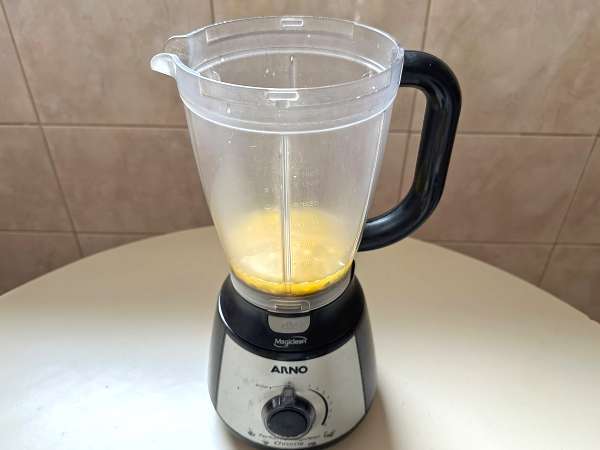 Caipirinha de maracujá batida: A versão mais cremosa e refrescante do clássico brasileiro - Preparação Passo 1