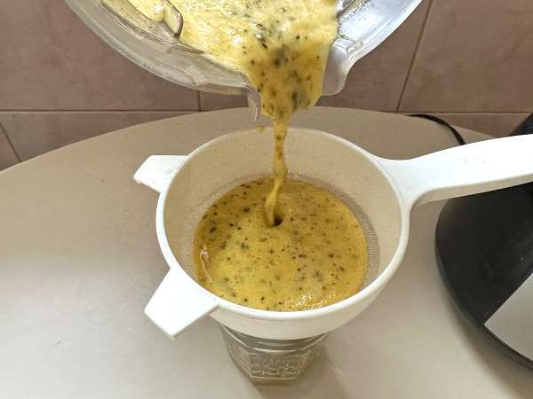 Caipirinha de maracujá batida: A versão mais cremosa e refrescante do clássico brasileiro - Preparação Passo 2