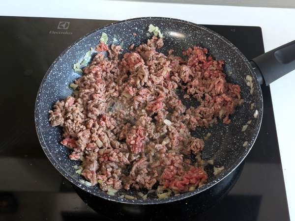 Pão recheado de carne e queijo na Air Fryer (com massa de pizza) - Preparação Passo 1