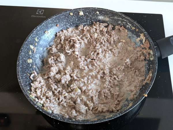 Pão recheado de carne e queijo na Air Fryer (com massa de pizza) - Preparação Passo 2