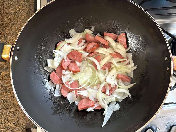 Farofa dourada de calabresa com ovo e cenoura - Preparação Passo 1