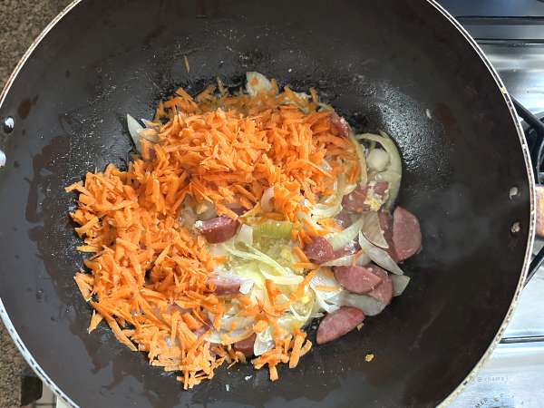 Farofa dourada de calabresa com ovo e cenoura - Preparação Passo 2