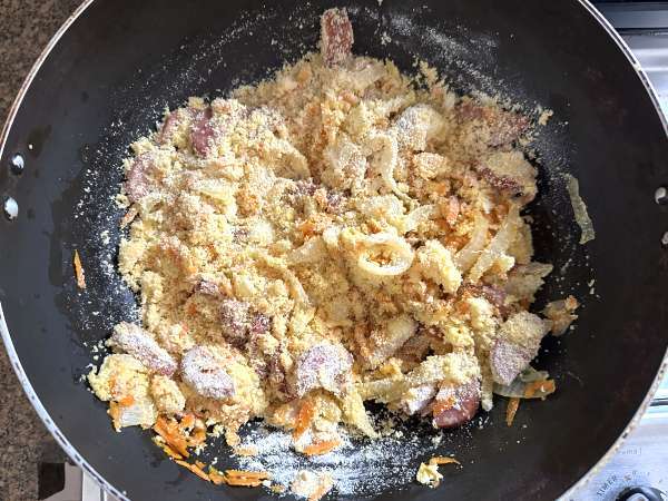 Farofa dourada de calabresa com ovo e cenoura - Preparação Passo 3