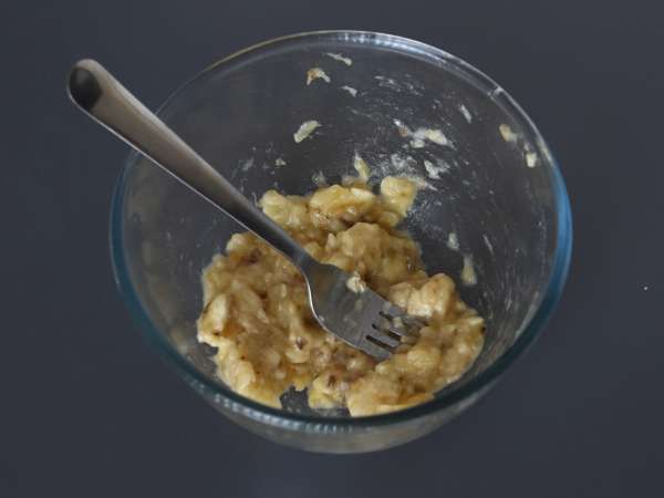 Muffins de banana e chocolate macios e irresistíveis para um lanche perfeito - Preparação Passo 1