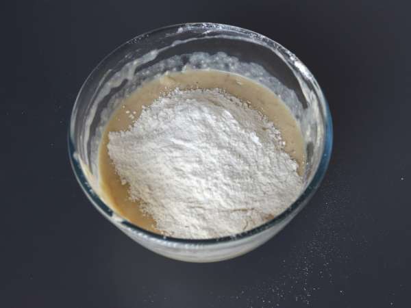 Muffins de banana e chocolate macios e irresistíveis para um lanche perfeito - Preparação Passo 4