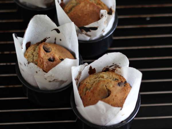 Muffins de banana e chocolate macios e irresistíveis para um lanche perfeito - Preparação Passo 11