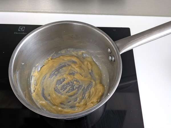 Macarrão gratinado cremoso com presunto, ervilha e molho bechamel - Preparação Passo 2