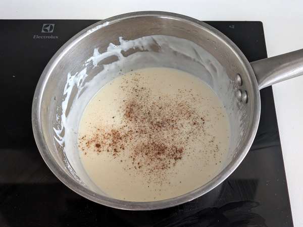 Macarrão gratinado cremoso com presunto, ervilha e molho bechamel - Preparação Passo 3