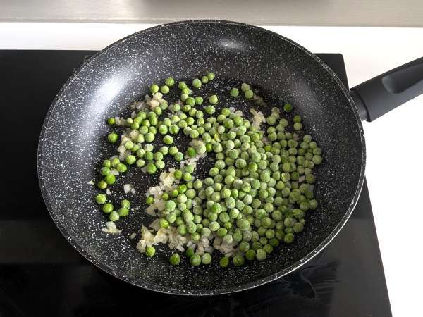 Macarrão gratinado cremoso com presunto, ervilha e molho bechamel - Preparação Passo 4