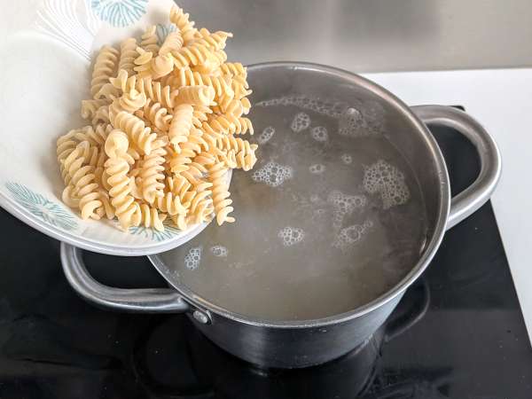 Macarrão gratinado cremoso com presunto, ervilha e molho bechamel - Preparação Passo 7
