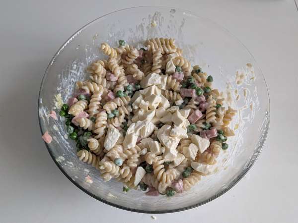 Macarrão gratinado cremoso com presunto, ervilha e molho bechamel - Preparação Passo 9