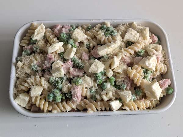 Macarrão gratinado cremoso com presunto, ervilha e molho bechamel - Preparação Passo 11