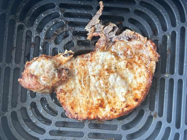 Costeleta de porco (Bisteca) na Air Fryer: Receita fácil, dourada e suculenta - Preparação Passo 4