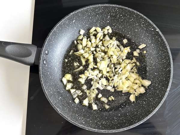 Torta de sardinha cremosa de liquidificador fácil e fofinha - Preparação Passo 1