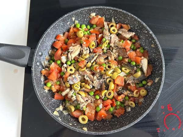 Torta de sardinha cremosa de liquidificador fácil e fofinha - Preparação Passo 3