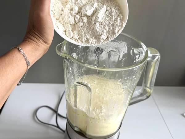 Torta de sardinha cremosa de liquidificador fácil e fofinha - Preparação Passo 5