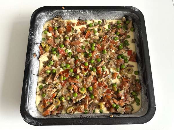 Torta de sardinha cremosa de liquidificador fácil e fofinha - Preparação Passo 8