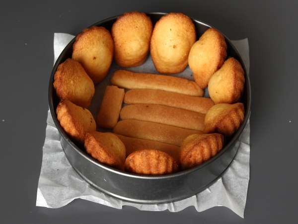 Charlotte de frutas vermelhas com creme de mascarpone e madeleines - Preparação Passo 2