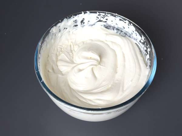 Charlotte de frutas vermelhas com creme de mascarpone e madeleines - Preparação Passo 3