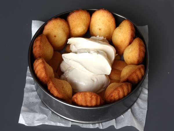 Charlotte de frutas vermelhas com creme de mascarpone e madeleines - Preparação Passo 4