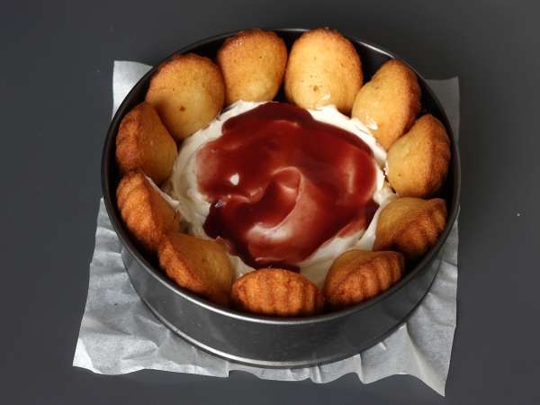 Charlotte de frutas vermelhas com creme de mascarpone e madeleines - Preparação Passo 5