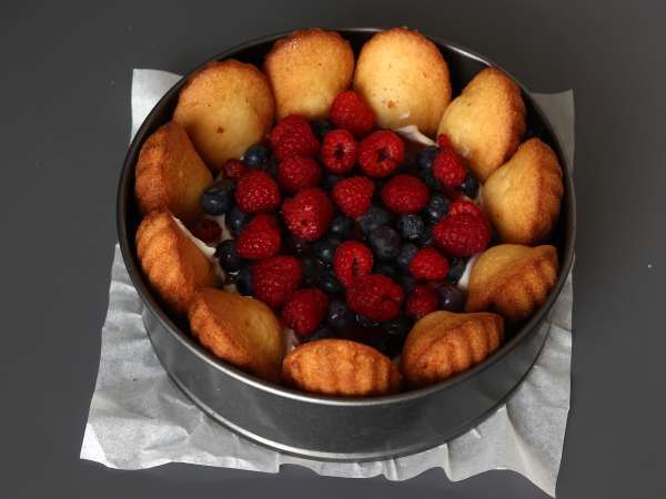 Charlotte de frutas vermelhas com creme de mascarpone e madeleines - Preparação Passo 6