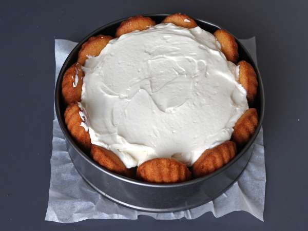 Charlotte de frutas vermelhas com creme de mascarpone e madeleines - Preparação Passo 8