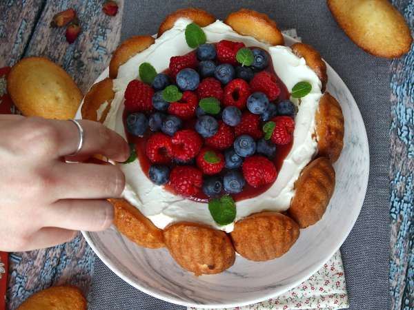 Charlotte de frutas vermelhas com creme de mascarpone e madeleines - Preparação Passo 10