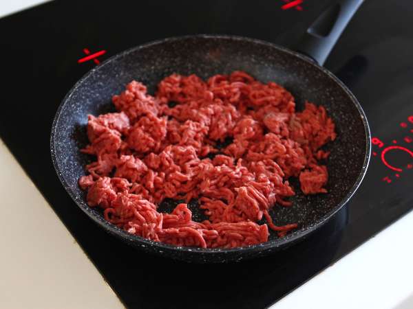 Quesadilha de carne com queijo derretido e toque picante - Preparação Passo 1
