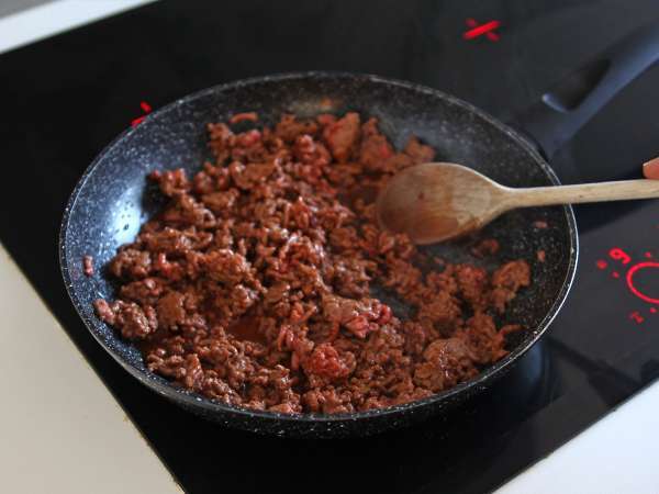 Quesadilha de carne com queijo derretido e toque picante - Preparação Passo 2