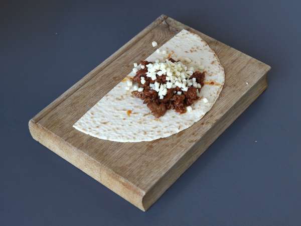 Quesadilha de carne com queijo derretido e toque picante - Preparação Passo 4