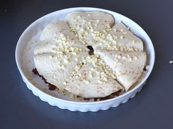 Quesadilha de carne com queijo derretido e toque picante - Preparação Passo 5