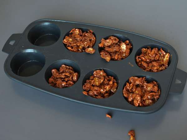 Ninho de Páscoa crocante de chocolate com mini ovinhos - Preparação Passo 3