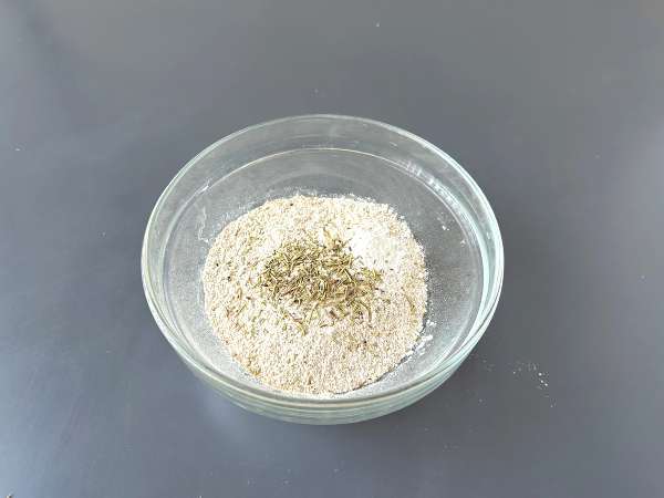 Grissini (palitinho de pão) caseiro, saudável e com ervas na Air Fryer - Preparação Passo 1