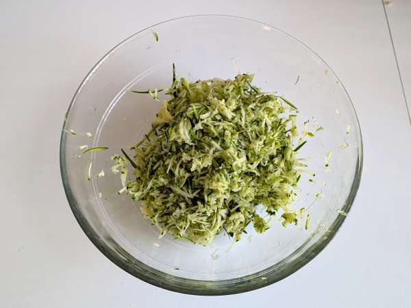 Conchiglioni recheado com ricota, curgete (abobrinha) e limão: cremoso e gratinado - Preparação Passo 1