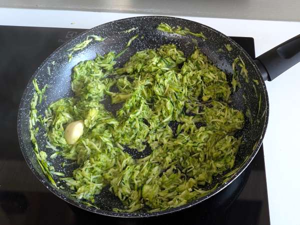 Conchiglioni recheado com ricota, curgete (abobrinha) e limão: cremoso e gratinado - Preparação Passo 2