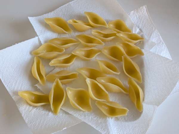 Conchiglioni recheado com ricota, curgete (abobrinha) e limão: cremoso e gratinado - Preparação Passo 3