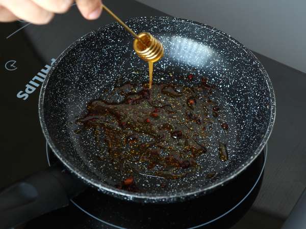 Ovos fritos com mel e queijo: simples, diferente e muito gostoso - Preparação Passo 1