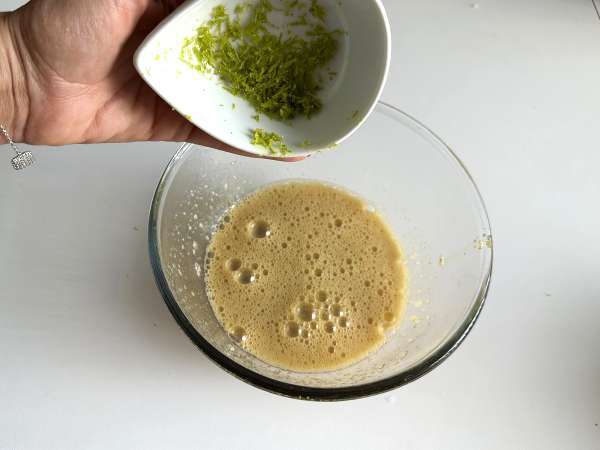 Bolo de pistache, limão verde e curgete (abobrinha) ultra úmido - Preparação Passo 4
