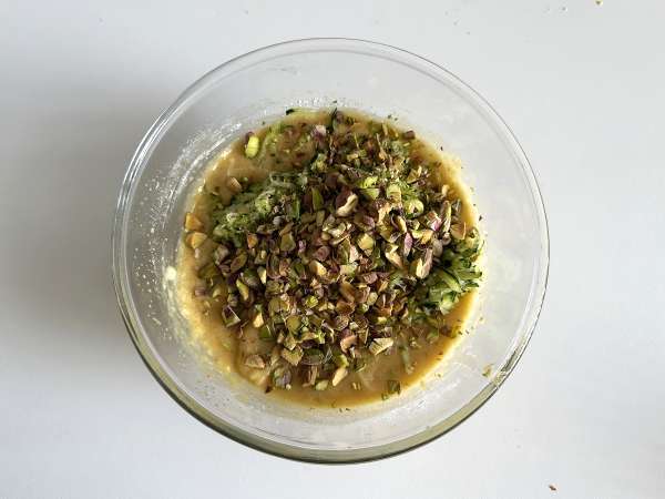 Bolo de pistache, limão verde e curgete (abobrinha) ultra úmido - Preparação Passo 6