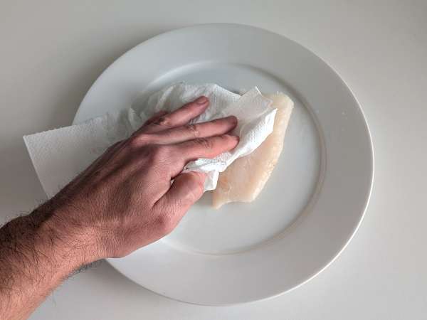 Bacalhau fresco na Air Fryer com tomate cereja, azeitonas e limão: receita leve e rápida - Preparação Passo 1