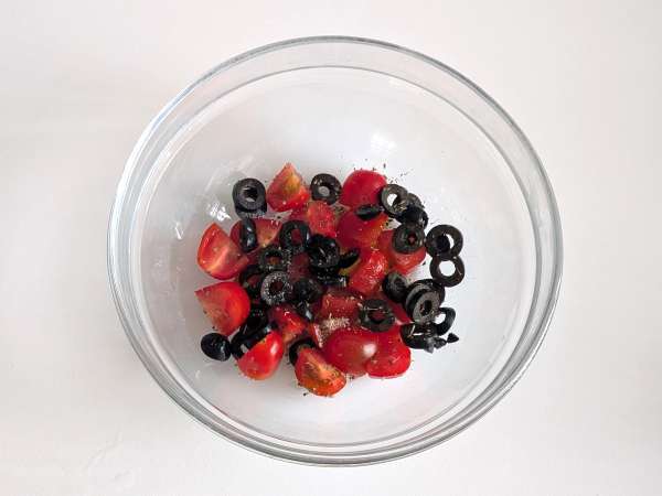 Bacalhau fresco na Air Fryer com tomate cereja, azeitonas e limão: receita leve e rápida - Preparação Passo 2