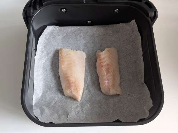 Bacalhau fresco na Air Fryer com tomate cereja, azeitonas e limão: receita leve e rápida - Preparação Passo 3