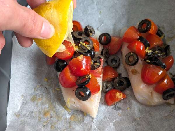 Bacalhau fresco na Air Fryer com tomate cereja, azeitonas e limão: receita leve e rápida - Preparação Passo 5