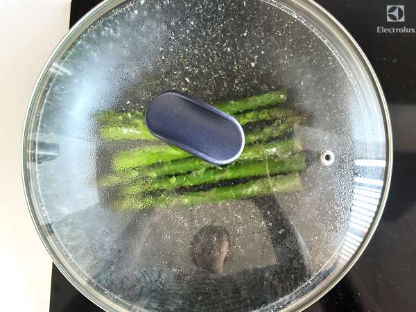 Bruschettas de aspargos, limão e ricota com manjericão - Preparação Passo 2